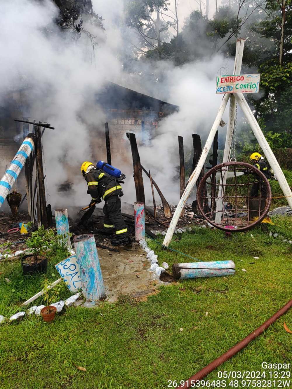 Galpão de madeira pega fogo em Gaspar