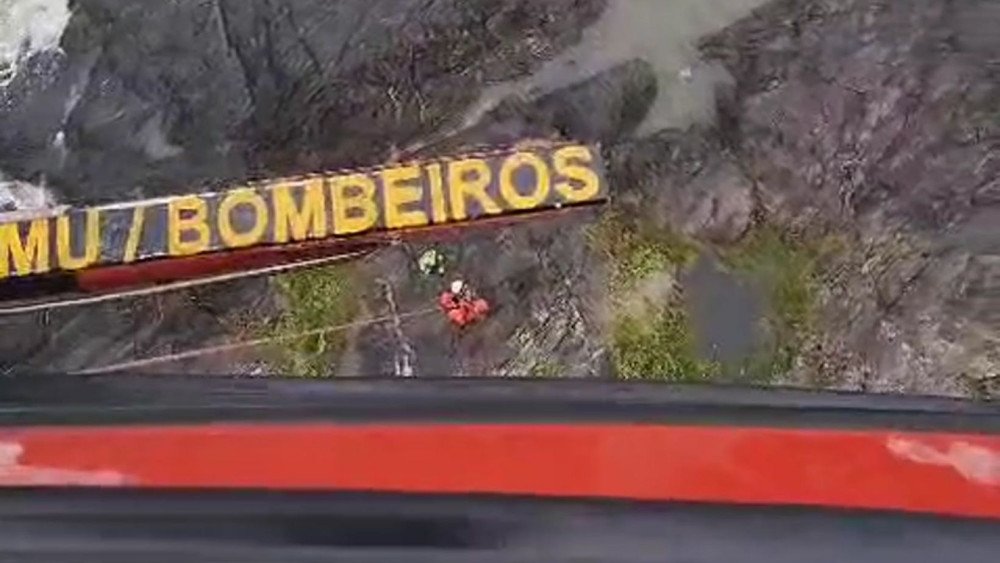 Vídeo: após ter mal súbito durante trilha em Penha, mulher precisa ser resgatada pelo Arcanjo-03