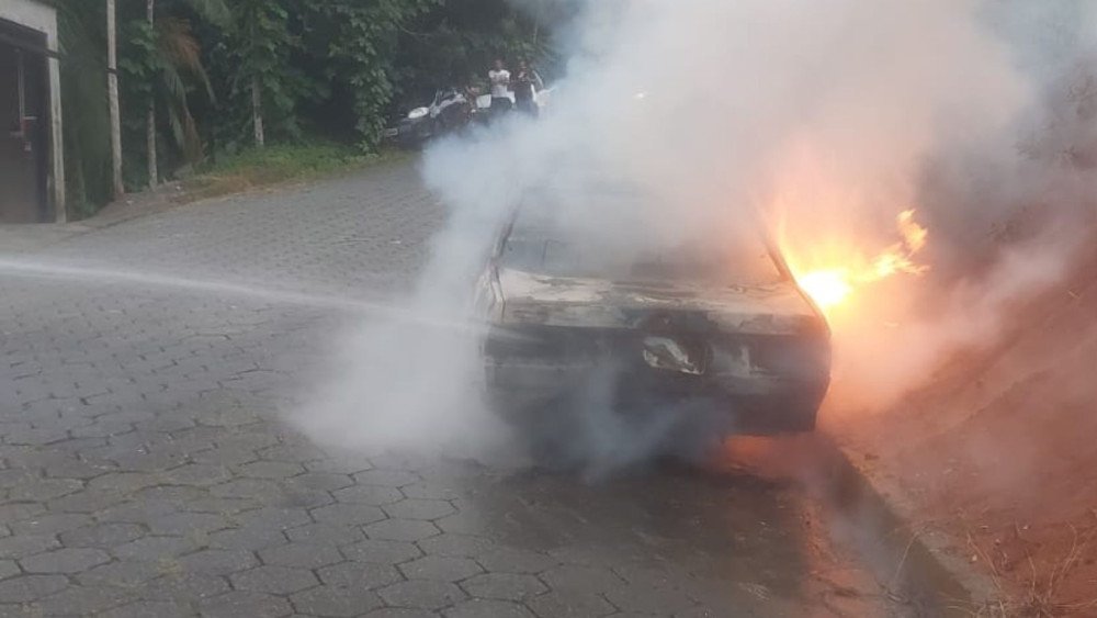 Incêndio em Blumenau destrói carro, mas ninguém se fere