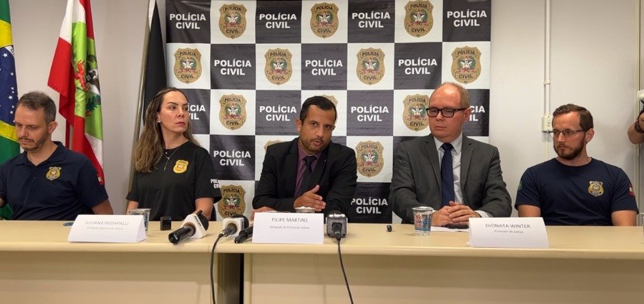 Ao vivo: Polícia Civil de SC apresenta novos detalhes do caso da menina morta pela mãe e o padrasto em Indaial
