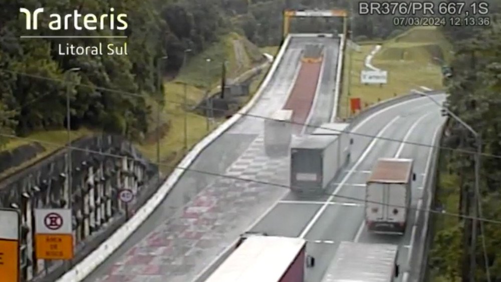 Motorista evita tragédia ao usar área de escape na BR-376 ente PR e SC; veja vídeo
