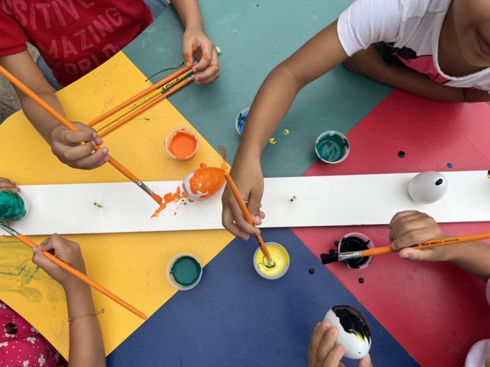 Escolas da Rede Municipal de Brusque iniciam pintura de ovos para a páscoa