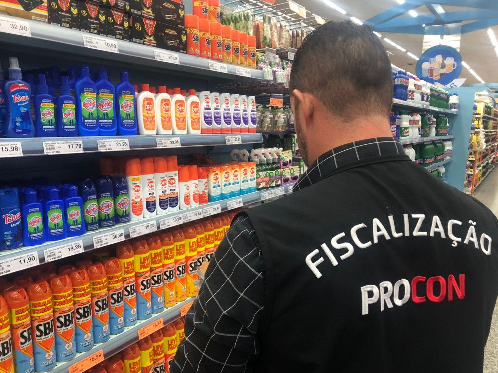 Procon de Blumenau fiscaliza preços de repelentes e derivados nos estabelecimentos comerciais da cidade