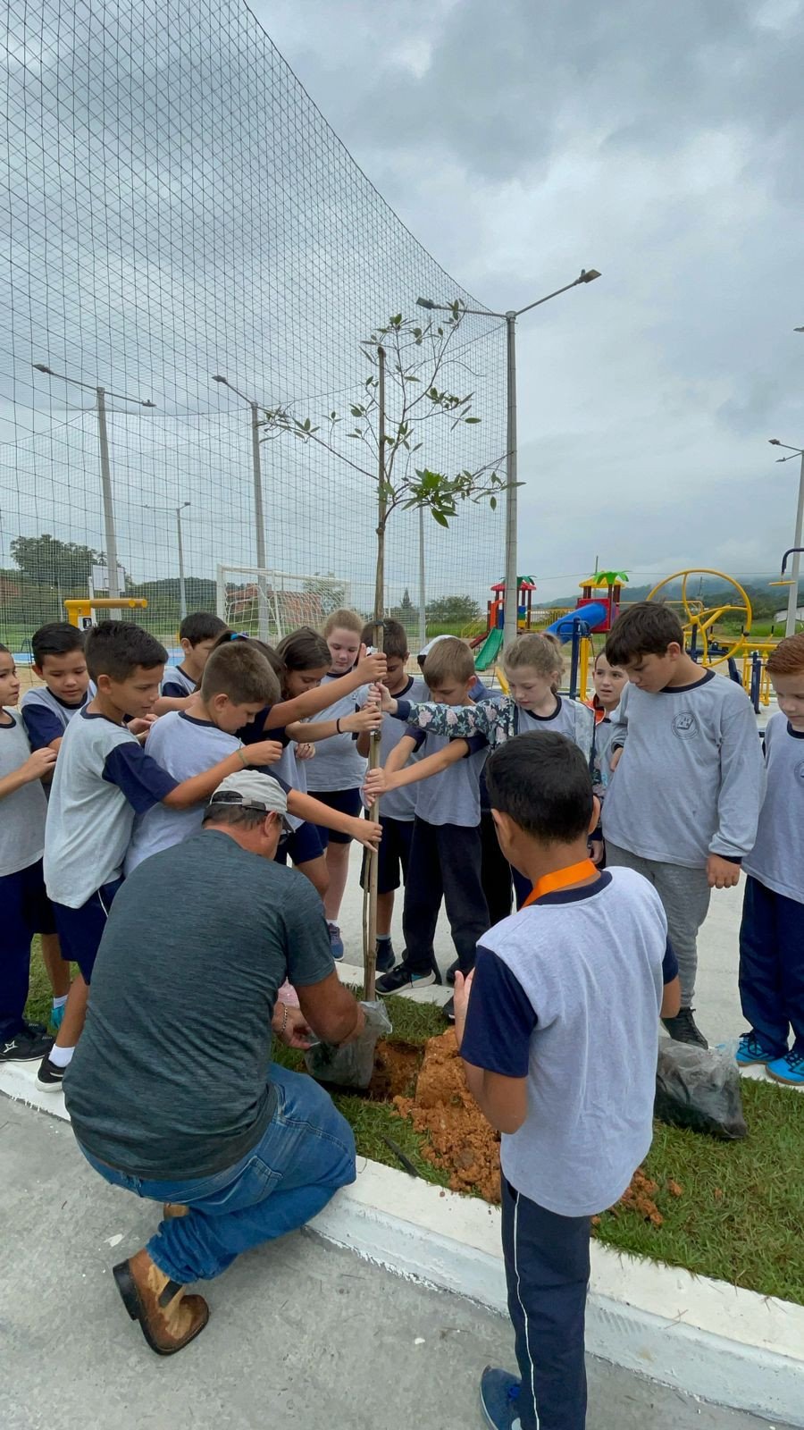 Vídeo: Alunos de escola de Gaspar realizam plantio de árvores em área de lazer comunitária