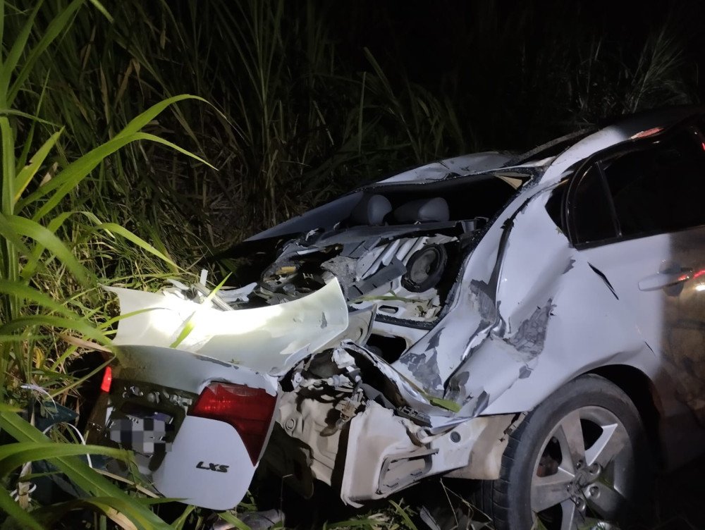 Carro sai da pista e bate contra poste em cidade do Alto Vale