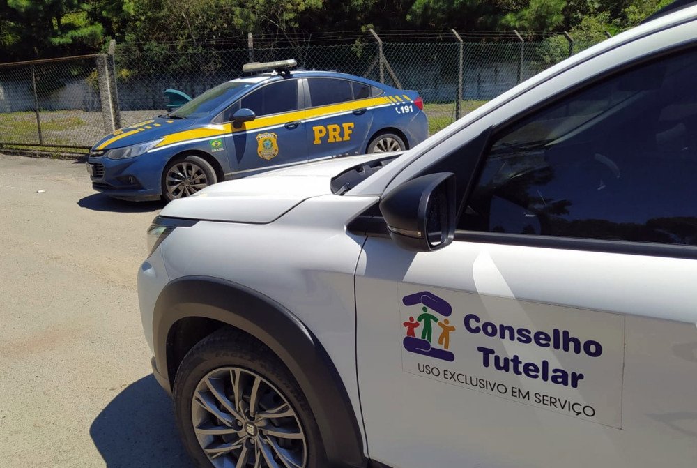 Adolescentes de 13 e 14 anos são flagrados viajando de carro do Paraná para Santa Catarina