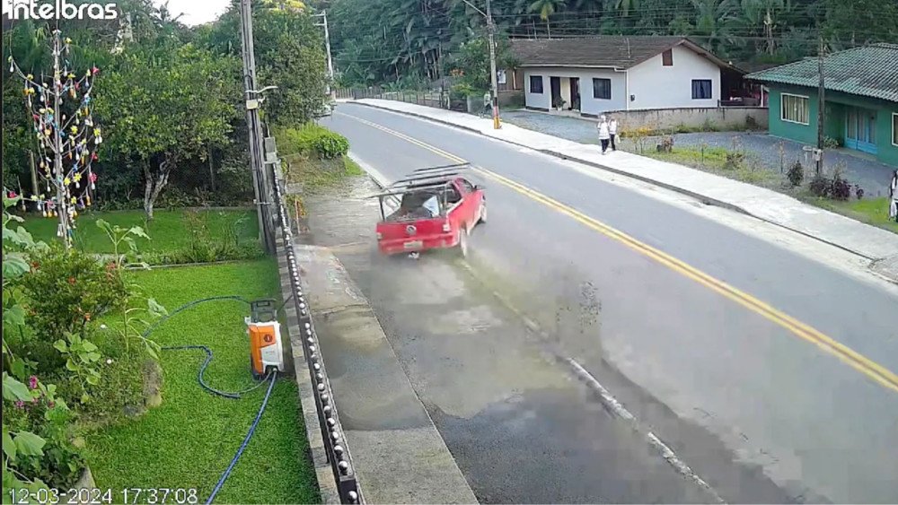 Carro em alta velocidade quase atinge pedestre em Blumenau; cena foi flagrada por câmera