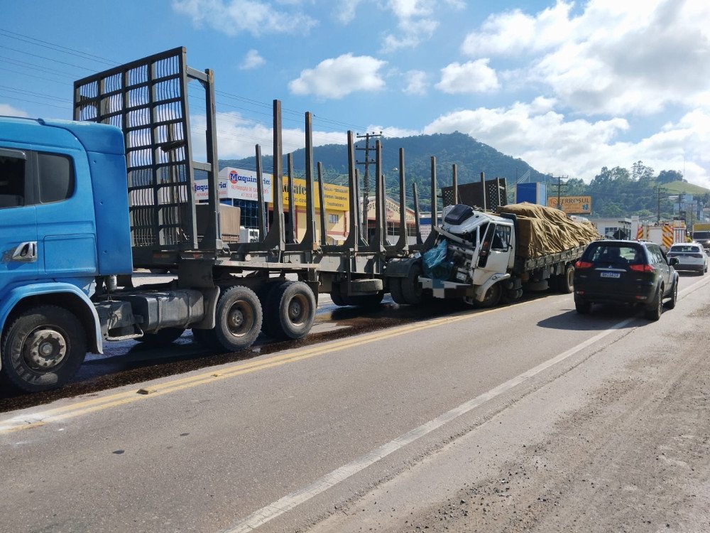 Motorista pula fora de caminhão antes de bater; acidente aconteceu na BR-470, em Rio do Sul, nesta quinta-feira