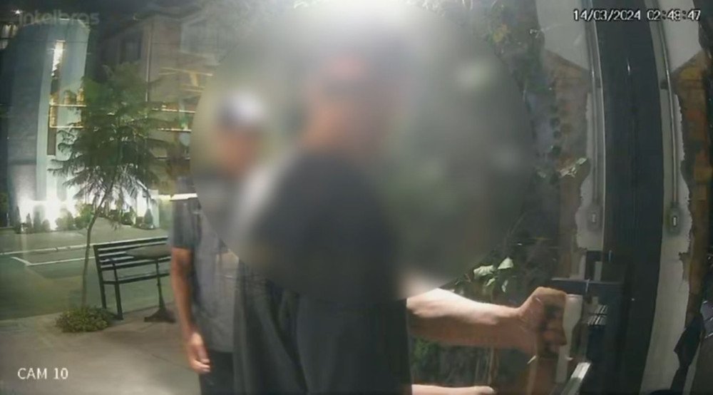 Imagens da câmera de segurança mostram momento em que loja é arrombada e furtada em Blumenau
