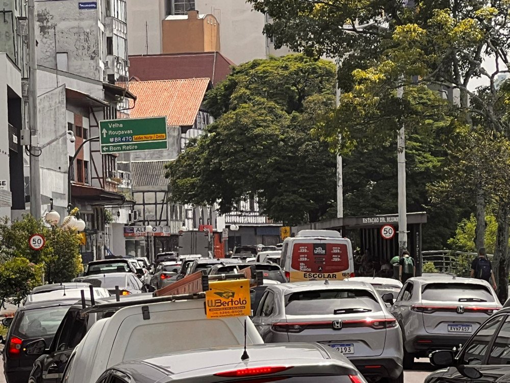 Região central de Blumenau registra trânsito intenso nesta sexta-feira por conta de obra na ponte