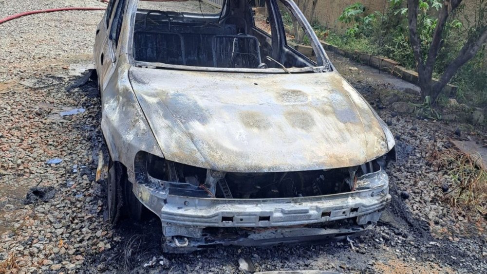 Carro pega fogo e mobiliza bombeiros em Rio do Sul