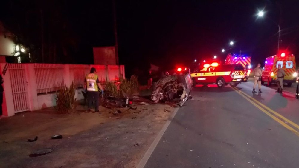 Acidente entre carro e moto deixa duas pessoas mortas, em Timbó