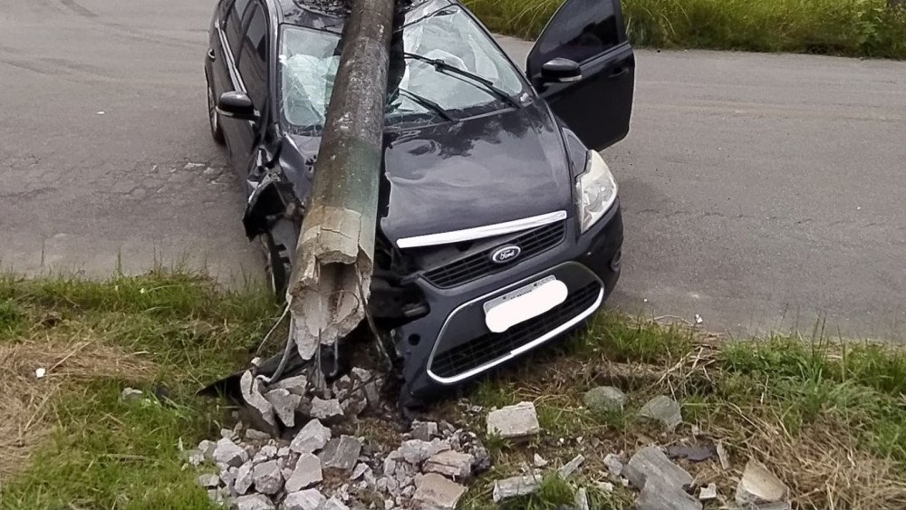 Motorista perde controle do carro e bate contra poste, em Brusque