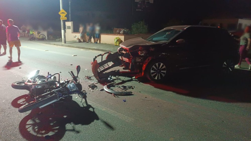 Motociclista fica ferido em acidente com carro em Indaial