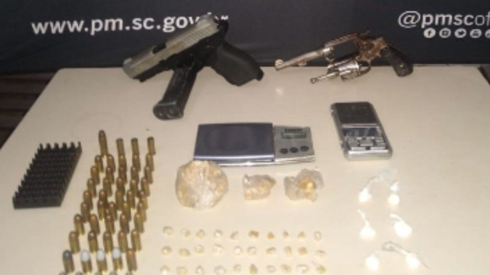 PM apreende drogas, armas e munições em apartamento abandonado em Blumenau