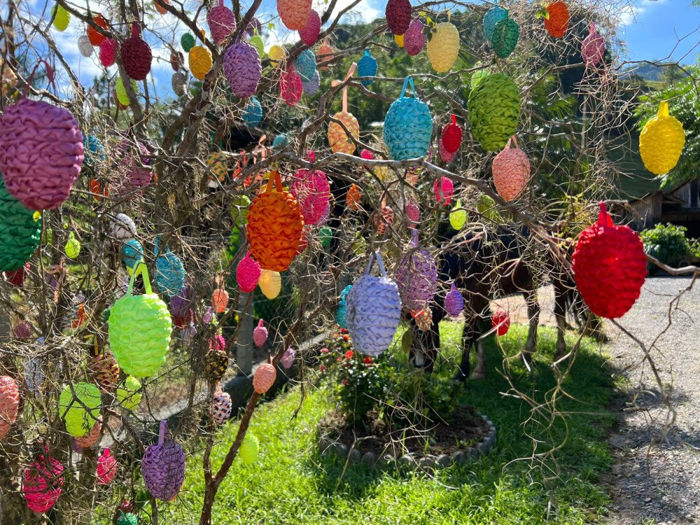Osterbaum decorada com tranças de cetim vence concurso da Rota do Enxaimel de Pomerode
