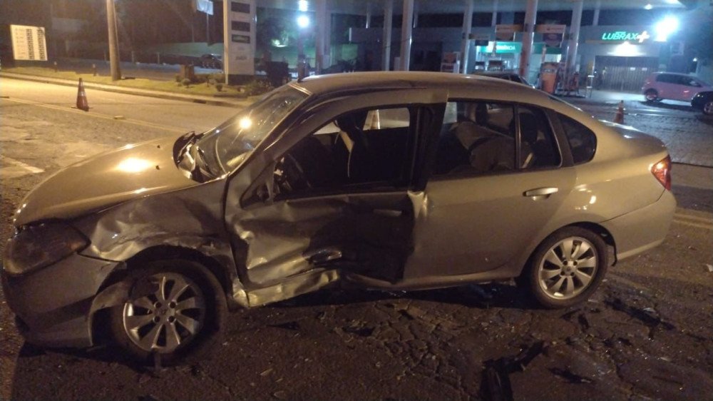 Duas pessoas ficam feridas em acidente na rua Bahia, em Blumenau