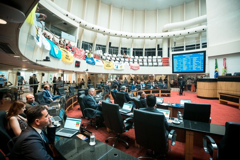 Reajuste do salário mínimo regional é aprovado na Alesc; proposta segue para sanção do governador