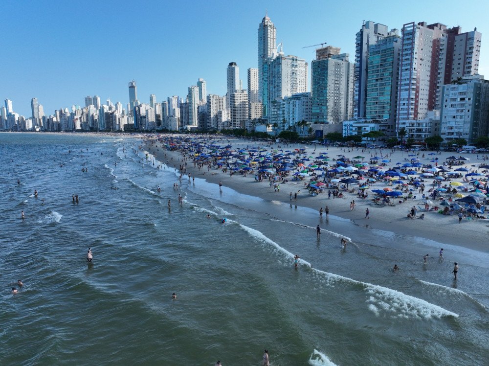 Mais de 1,5 milhão de turistas visitaram Balneário Camboriú no verão