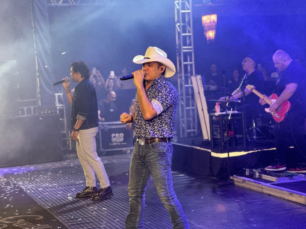 Guilherme e Santiago agitam a abertura da 49ª FIMI em Indaial