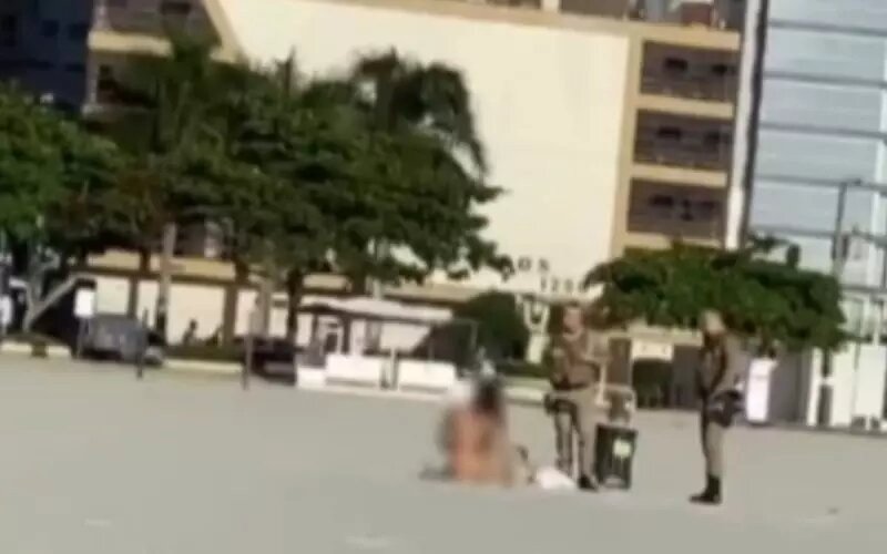Mulher é flagrada nua na Praia Central de Balneário Camboriú