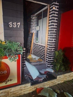 Homens arrombam porta de restaurante em Blumenau e acabam presos