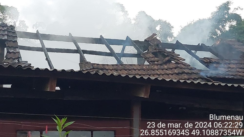Quitinetes pegam fogo em Blumenau e bombeiros são acionados para socorro