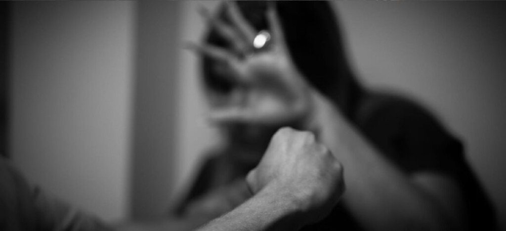 Homem volta para casa bêbado, ameaça esposa e filhos com faca e é preso em Blumenau