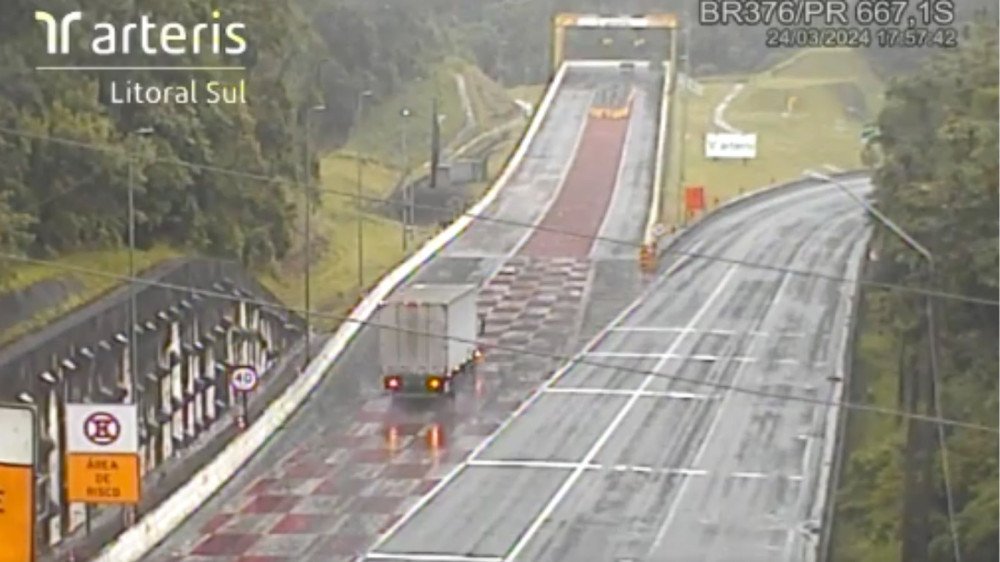 Vídeo: Caminhão com pane nos freios utiliza área de escape na BR-376 entre PR e SC