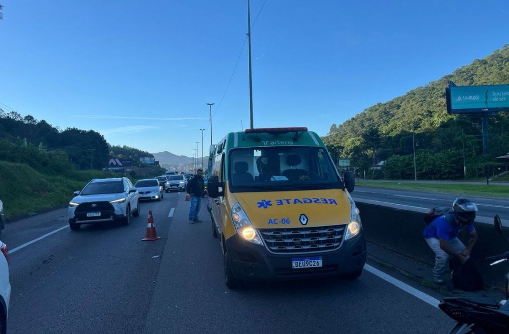 Acidente na BR-101 em Balneário Camboriú deixa duas pessoas mortas e causa congestionamento