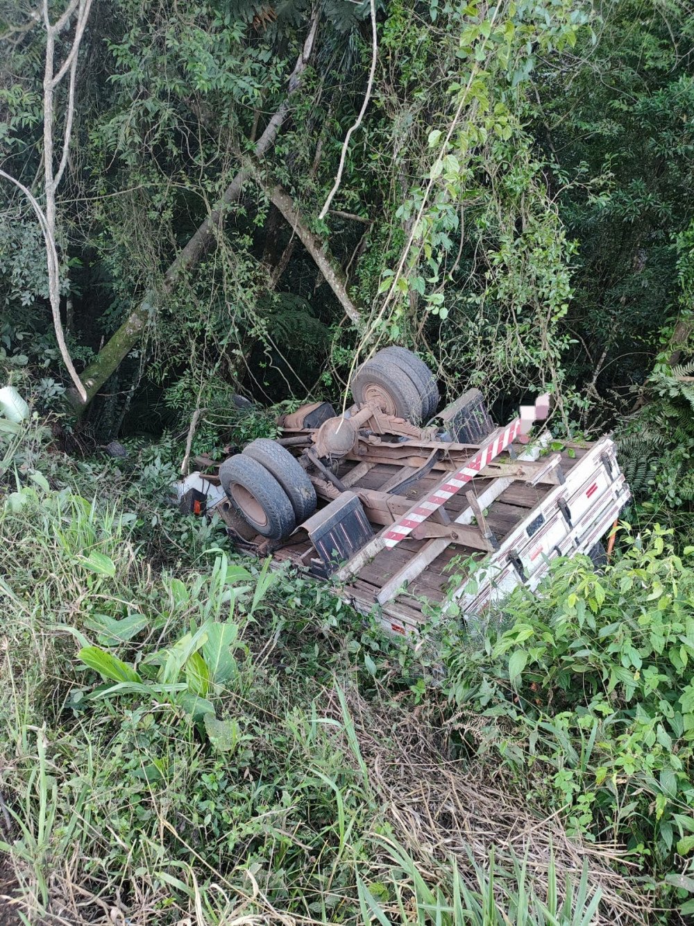 Caminhão sai da pista e tomba às margens da BR-470, no Alto Vale