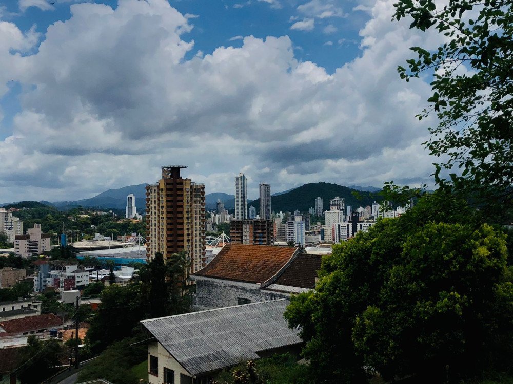 Terça-feira com céu entre nuvens em Blumenau; confira