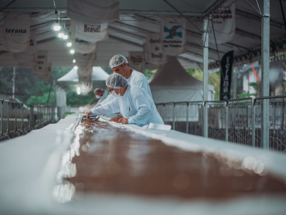 Cidade de Timbó produz a maior barra de chocolate do Brasil; veja fotos