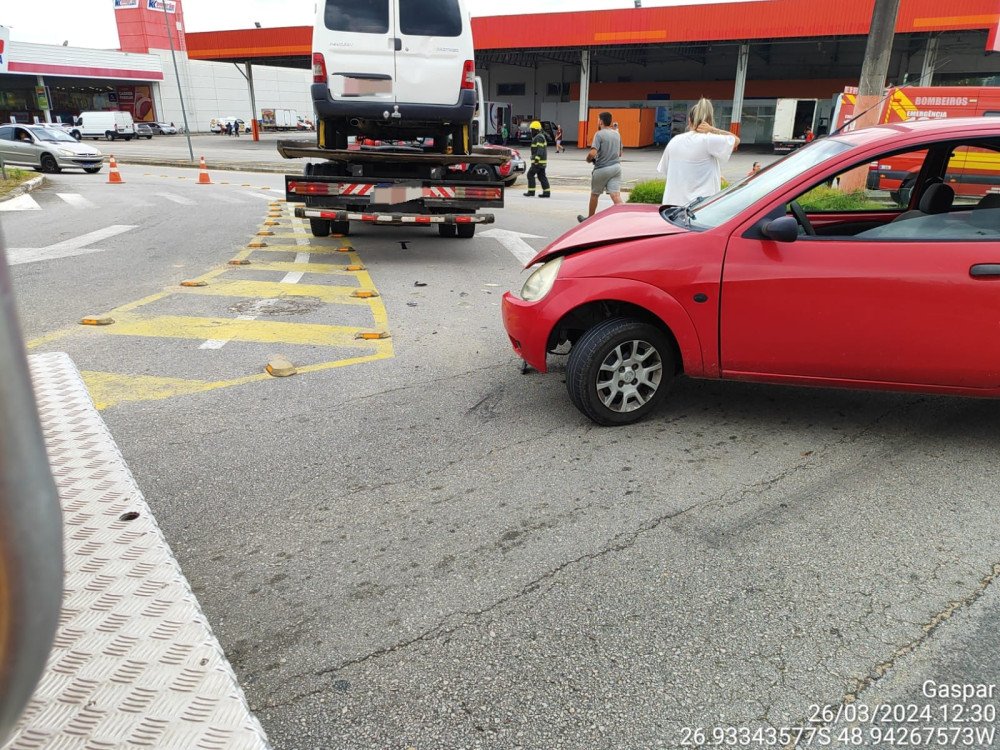 Batida entre carro e caminhão em Gaspar deixa duas pessoas feridas