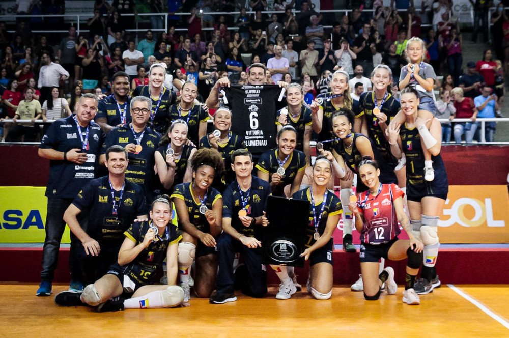 Elenco vice-campeão da Superliga B de vôlei. Foto: Bruno Alves