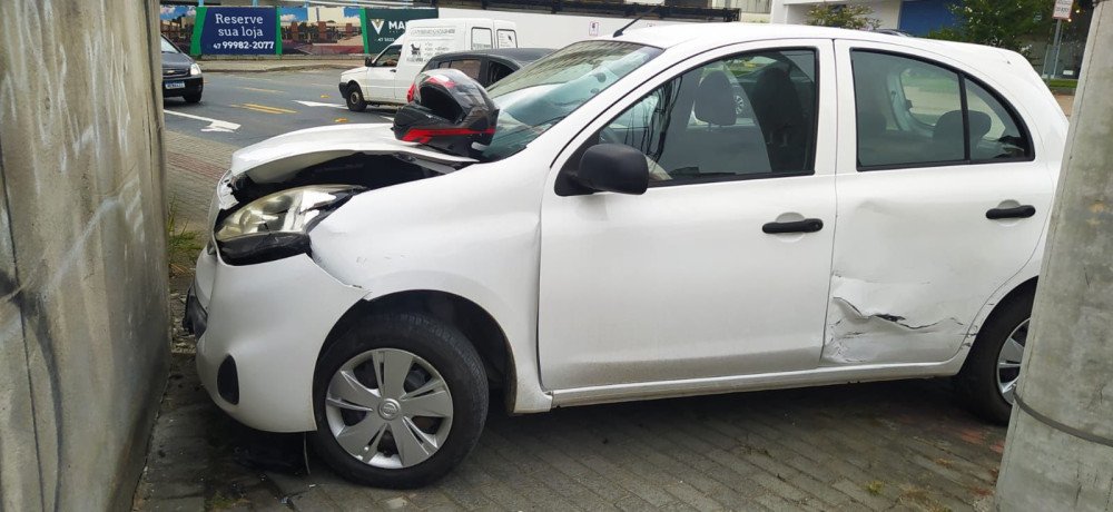 Vídeo: Câmera flagra momento em que carro bate em caminhão e atinge muro em Blumenau