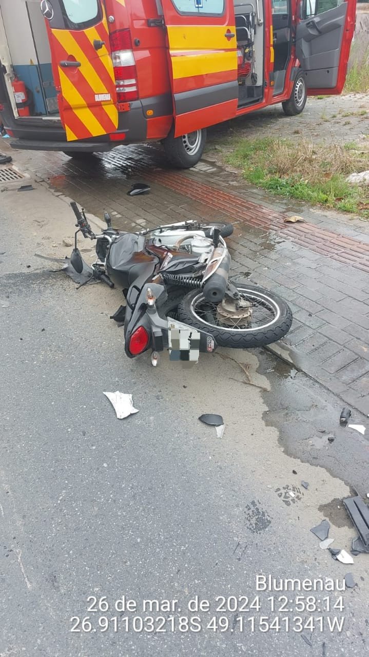Batida entre carro e moto deixa uma pessoa ferida; acidente aconteceu na General Osório, em Blumenau