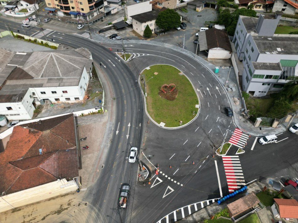 Rotatória do bairro Água Verde, em Blumenau, entra em operação nesta quinta-feira