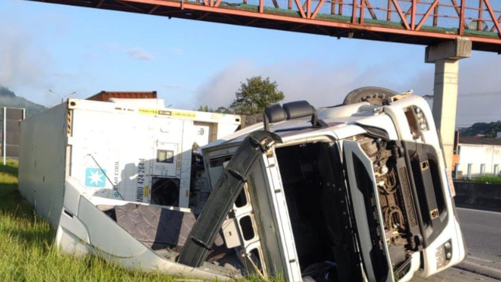 Carreta tomba às margens da BR-470 em Blumenau