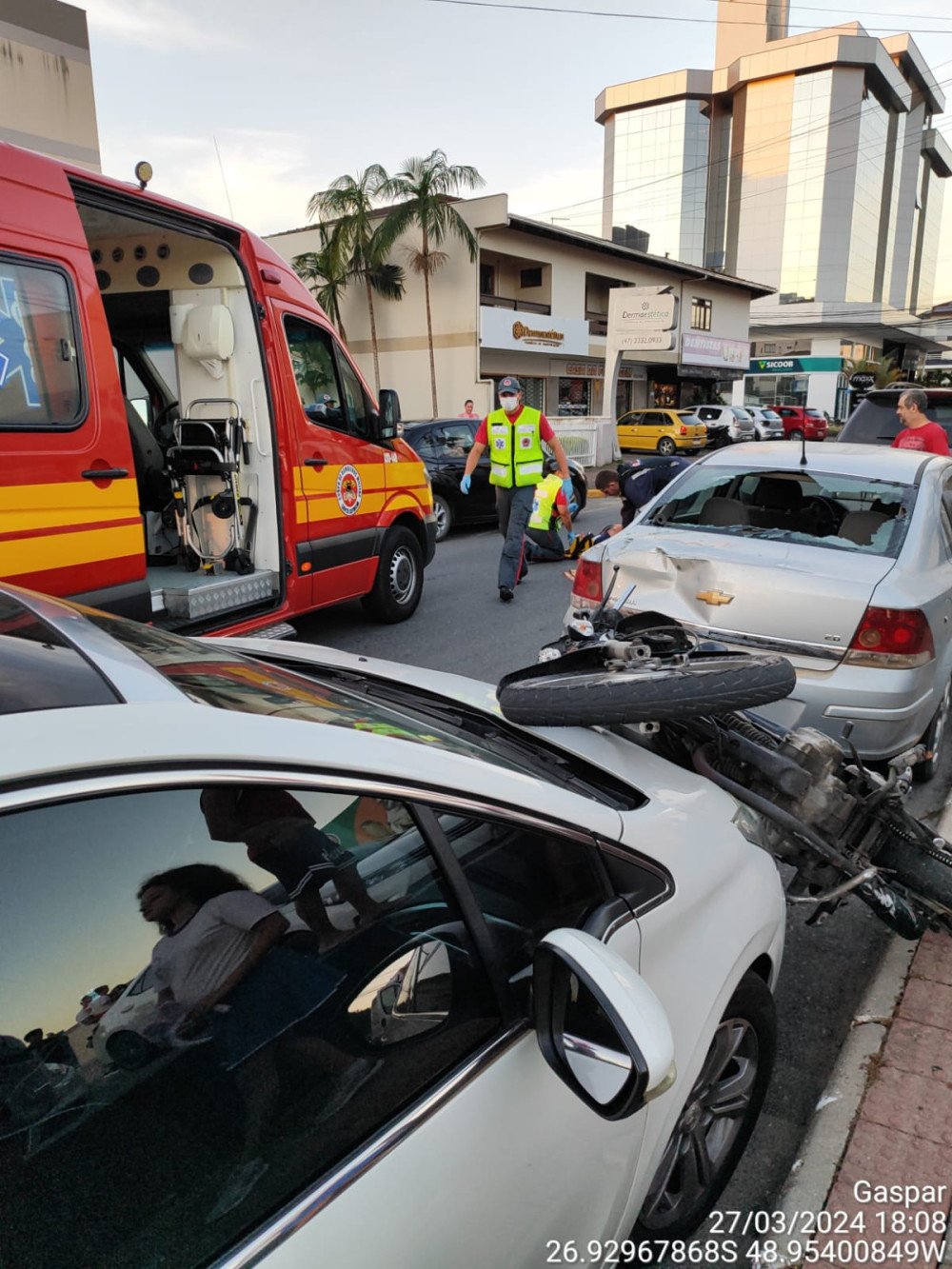 Motociclista fica ferido após colidir contra dois carros estacionados em Gaspar