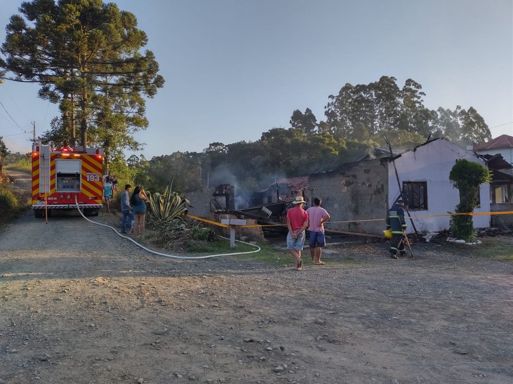 Incêndio destrói casa em Chapadão do Lageado, no Alto Vale