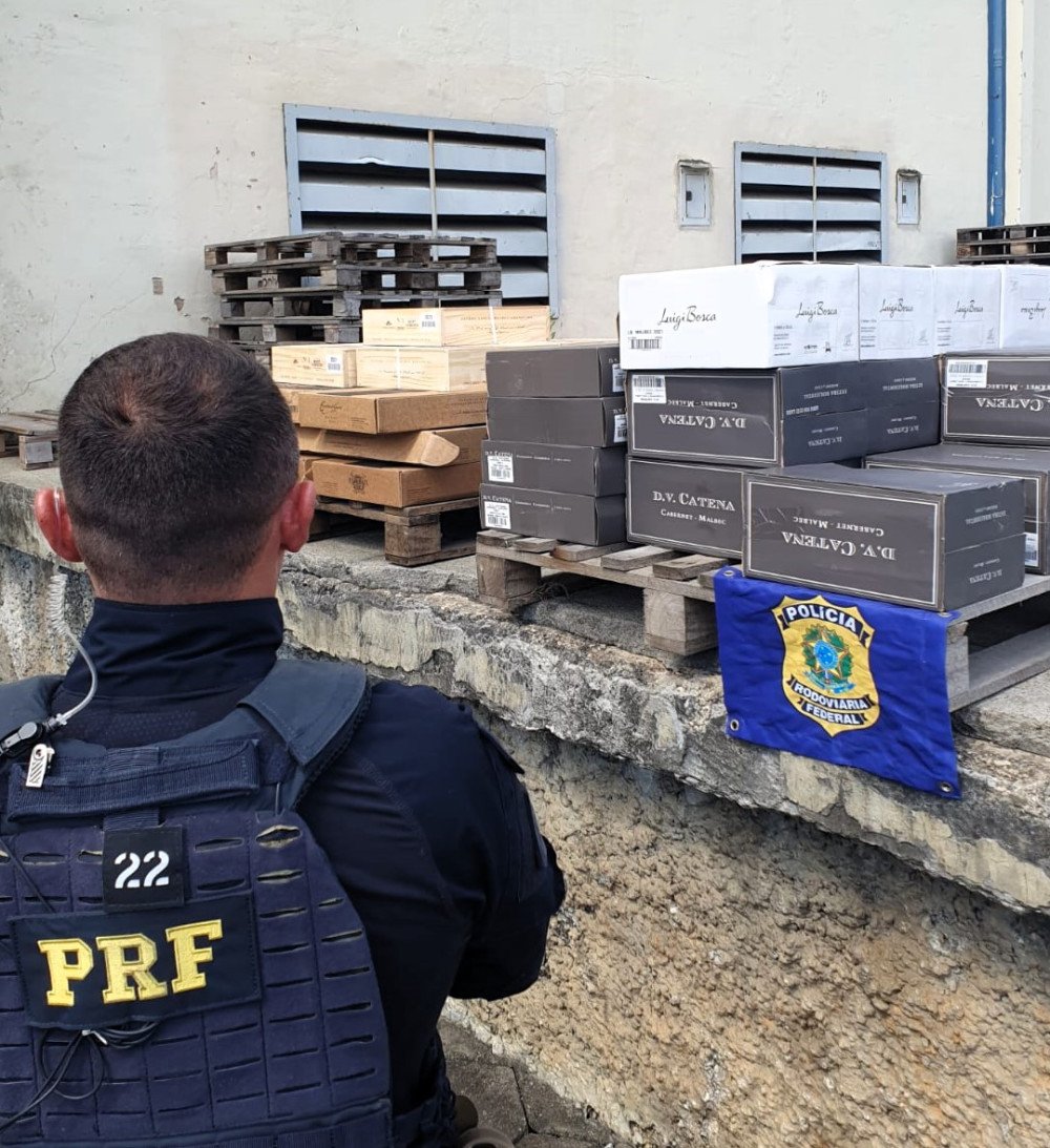 Polícia encontra mais de 270 garrafas de vinhos argentinos importadas irregularmente em Itajaí; bebida seria comercializada em restaurantes