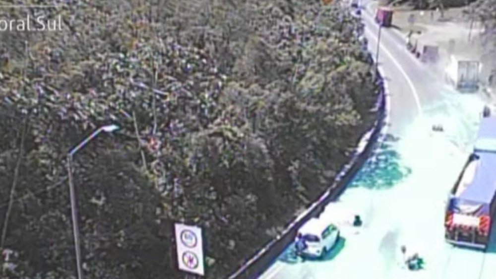 Acidente na BR-376 deixa carga de polietileno espalhada na pista e provoca filas no sentido SC