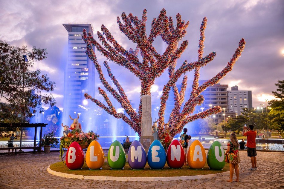 Páscoa: Parque Ramiro Ruediger tem Osterbaum gigante e lago iluminado