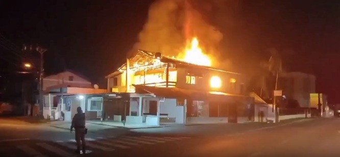 Vídeo: Homem ameaça família da ex-companheira e ateia fogo em casa, em Indaial