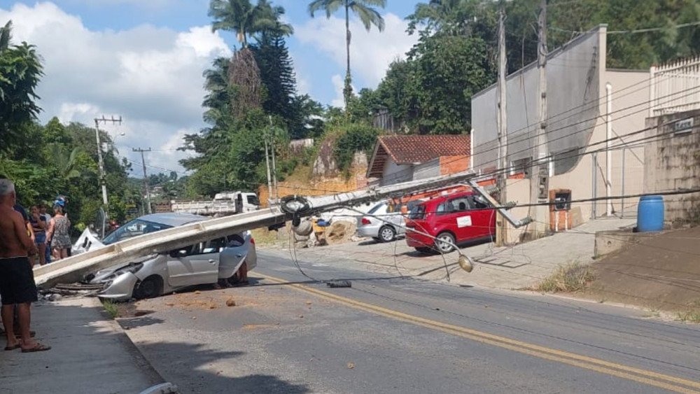 Carro derruba poste e interdita rua em Blumenau na manhã desta segunda-feira