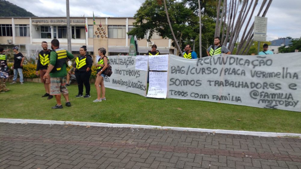 Motoboys fazem paralisação em Indaial pedindo flexibilização da profissão; entenda