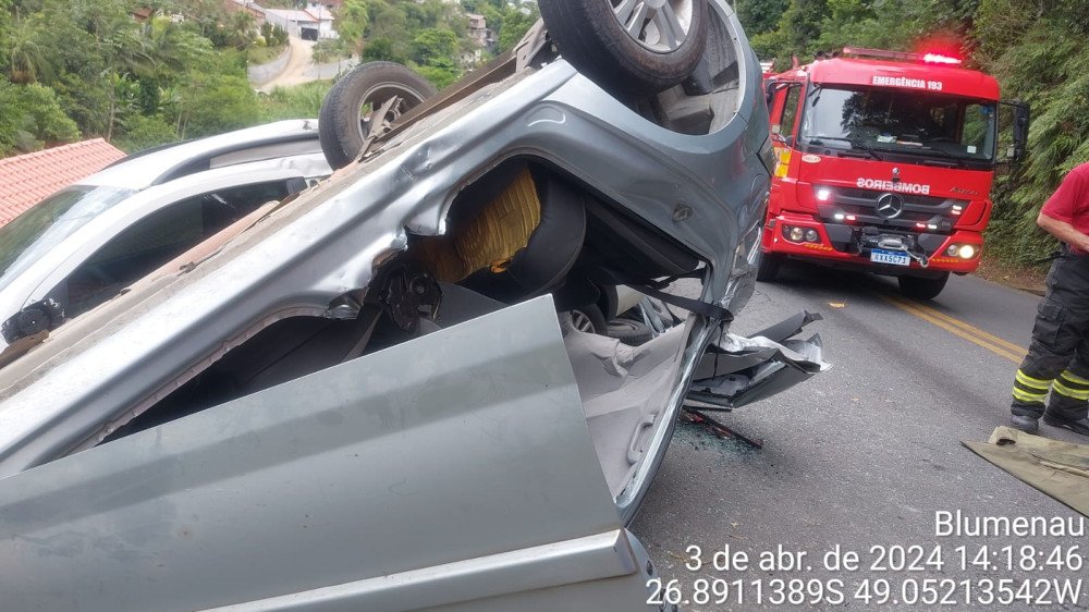 Carro com três ocupantes capota no bairro Nova Esperança, em Blumenau