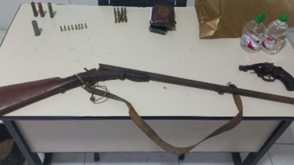 Homem é preso por violência doméstica e posse ilegal de armas em Blumenau