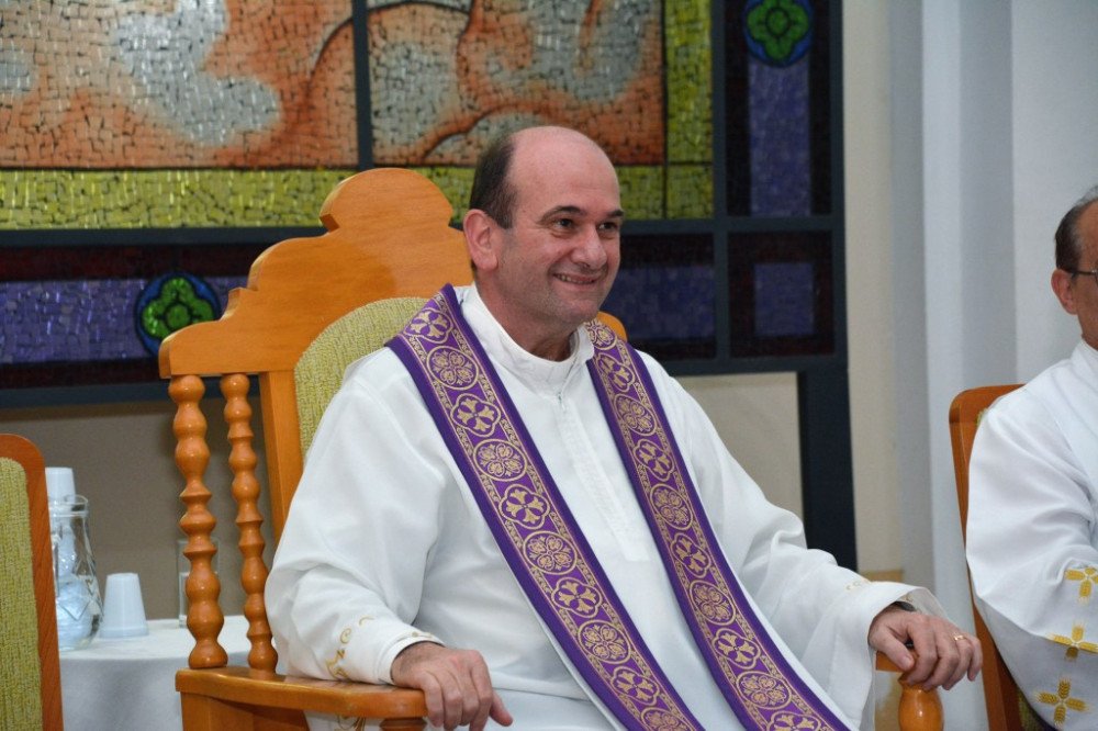 Assaltantes rendem padre João Bachmann e levam R$ 48 mil e carro da paróquia em Indaial